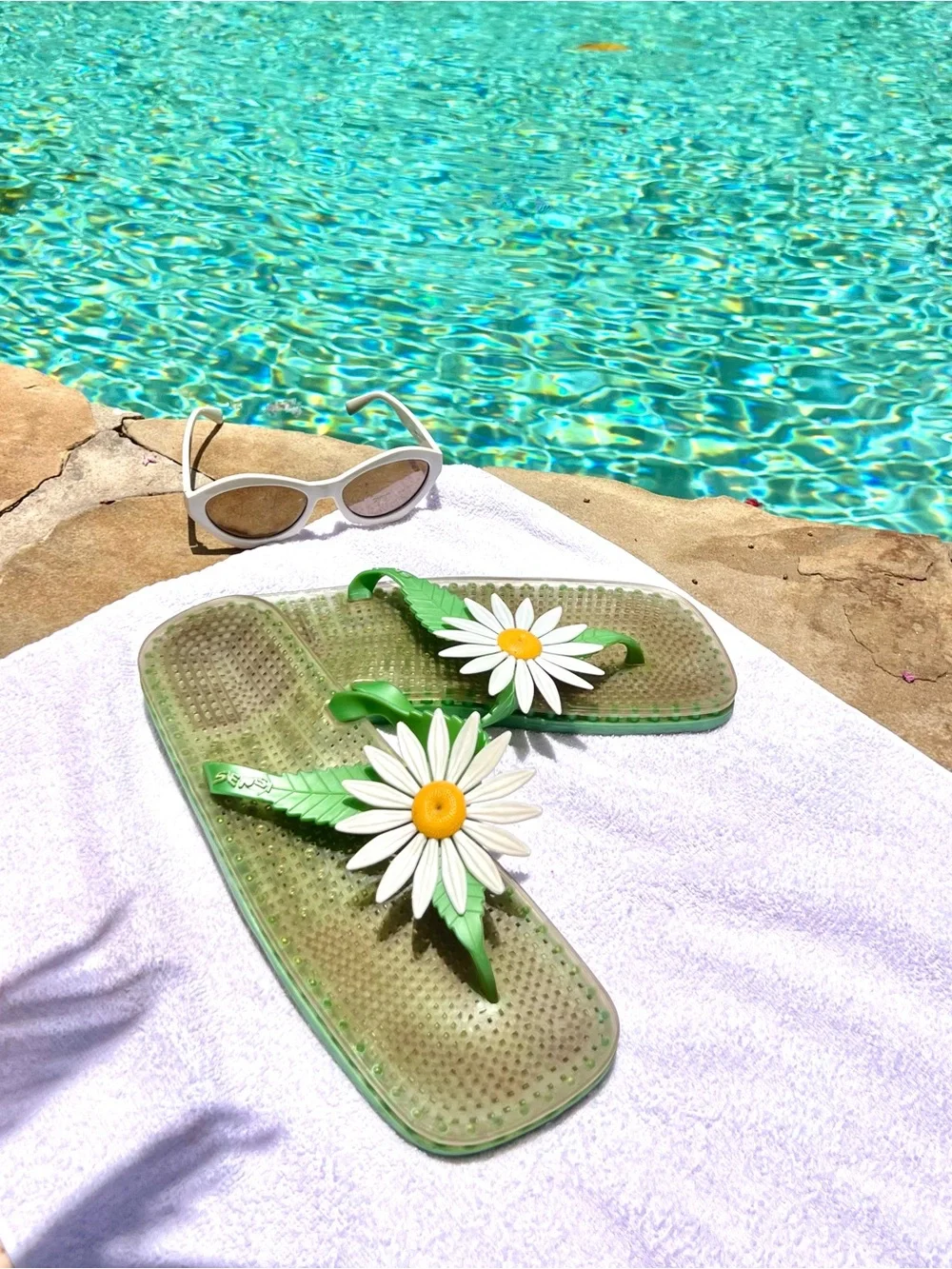 1970’s Vintage Daisy Flip Flop Sandals